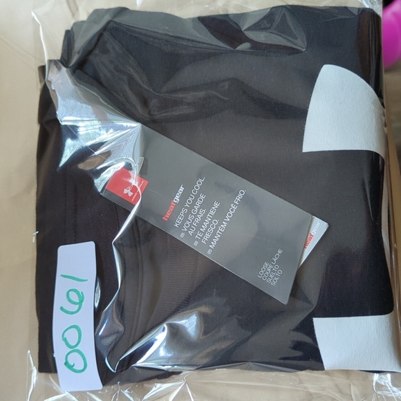 NEW Under Armour Black and White Short Sleeve Tee - Picture 12 of 12